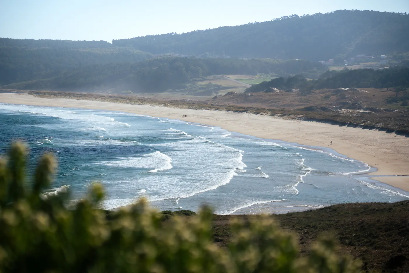 Weite Bucht mit langem Sandstrand von oben