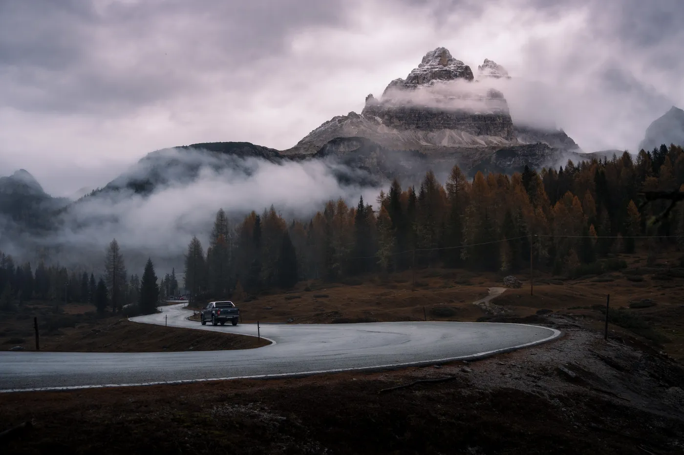 Bergstraße vor Felstürmen in tief hängenden Wolken