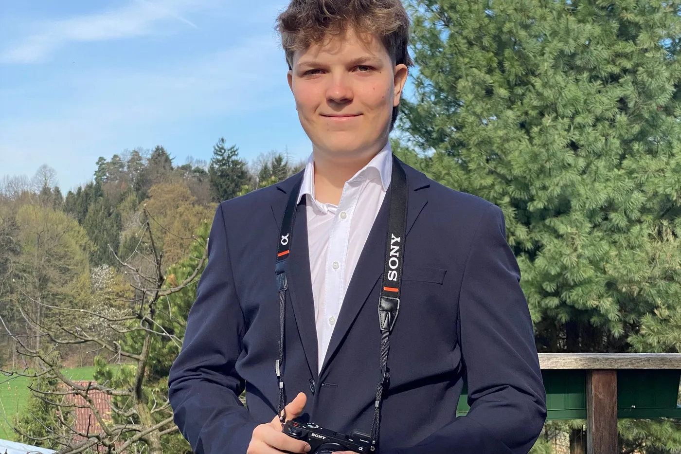 Elias Kubassa mit der Kamera in der Hand